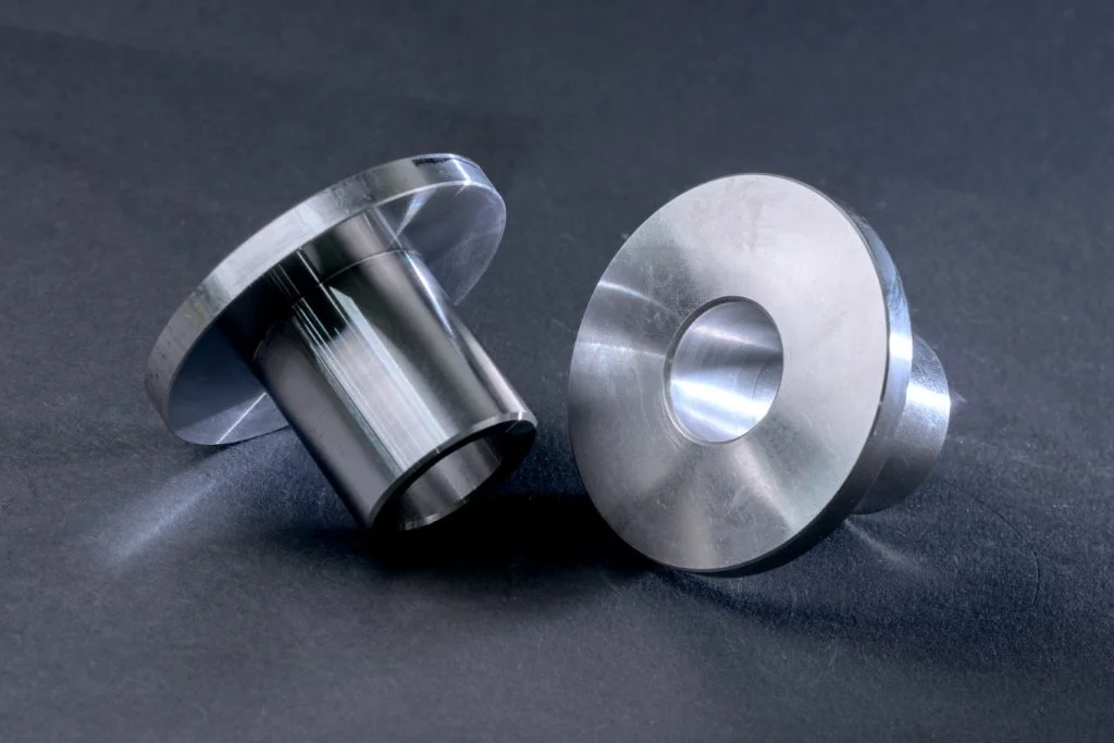 Composants cylindriques avec brides.